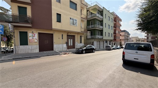 Centrale Locale Artigianale a Piano Terra e Pertinenziale Deposito al Piano S1